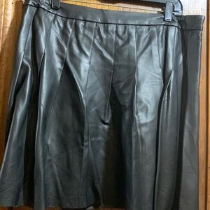 Black pleated faux leather  short leather skirt